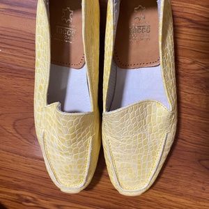Yellow flat